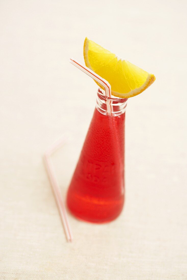 Campari-Soda mit Strohhalm und Zitrone