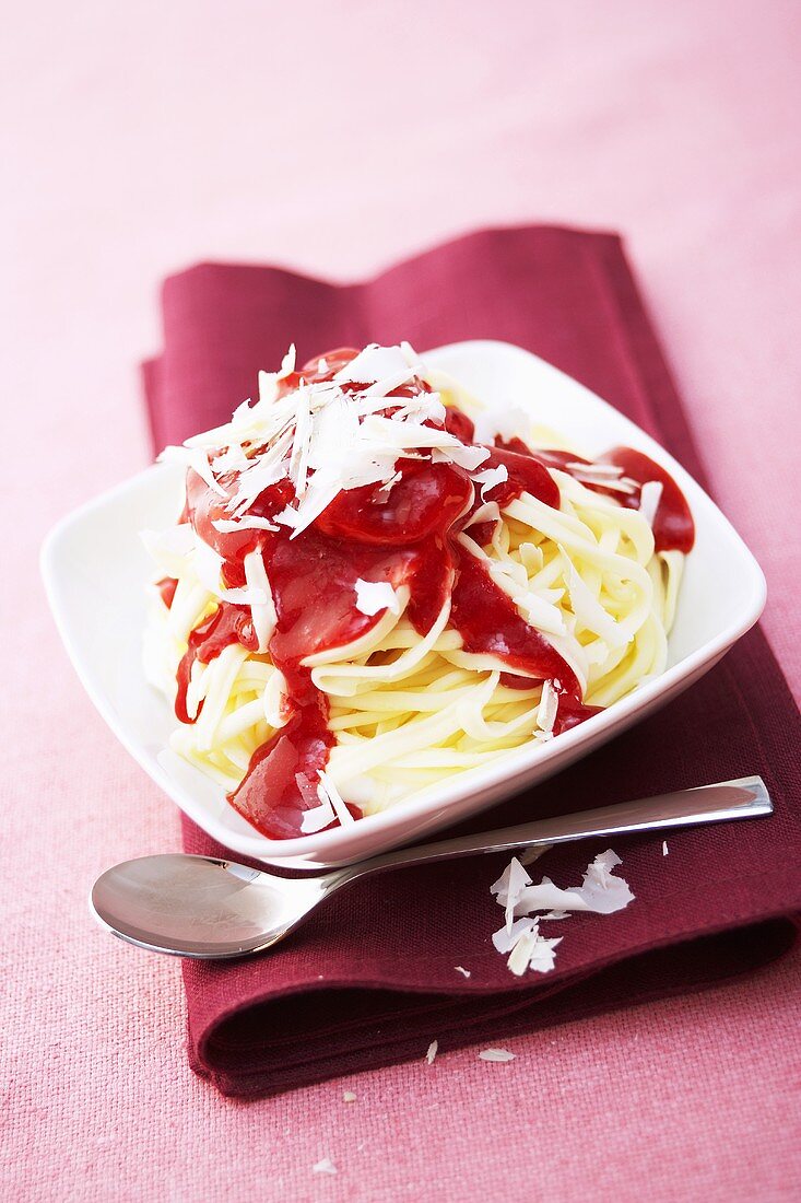 Tagliatelle-Eis mit Erdbeersauce und Schokospäne