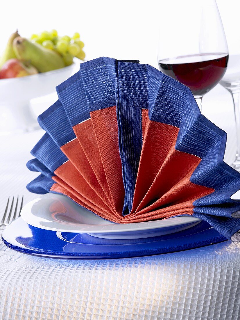 Napkin folding design: 'Flamenco'