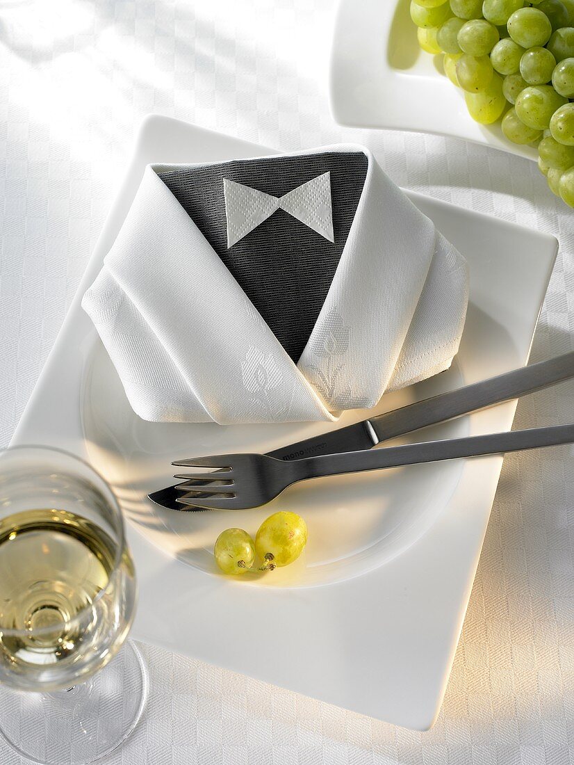 Napkin folding design: 'Dinner jacket'