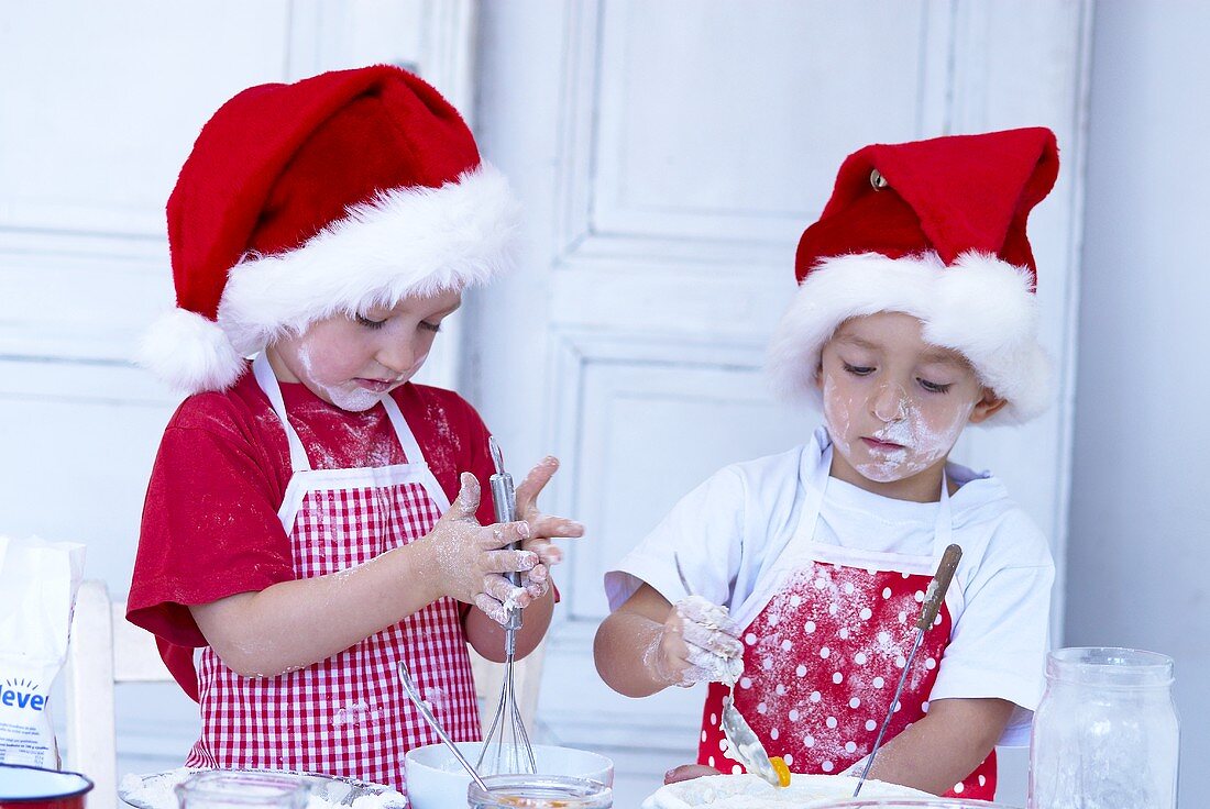 Zwei Kinder beim Backen