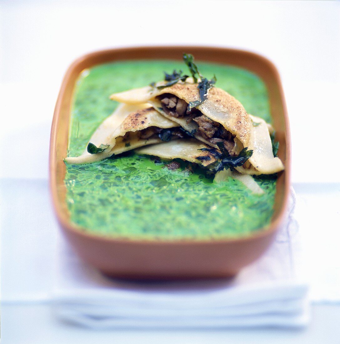 Spinach soup with ravioli
