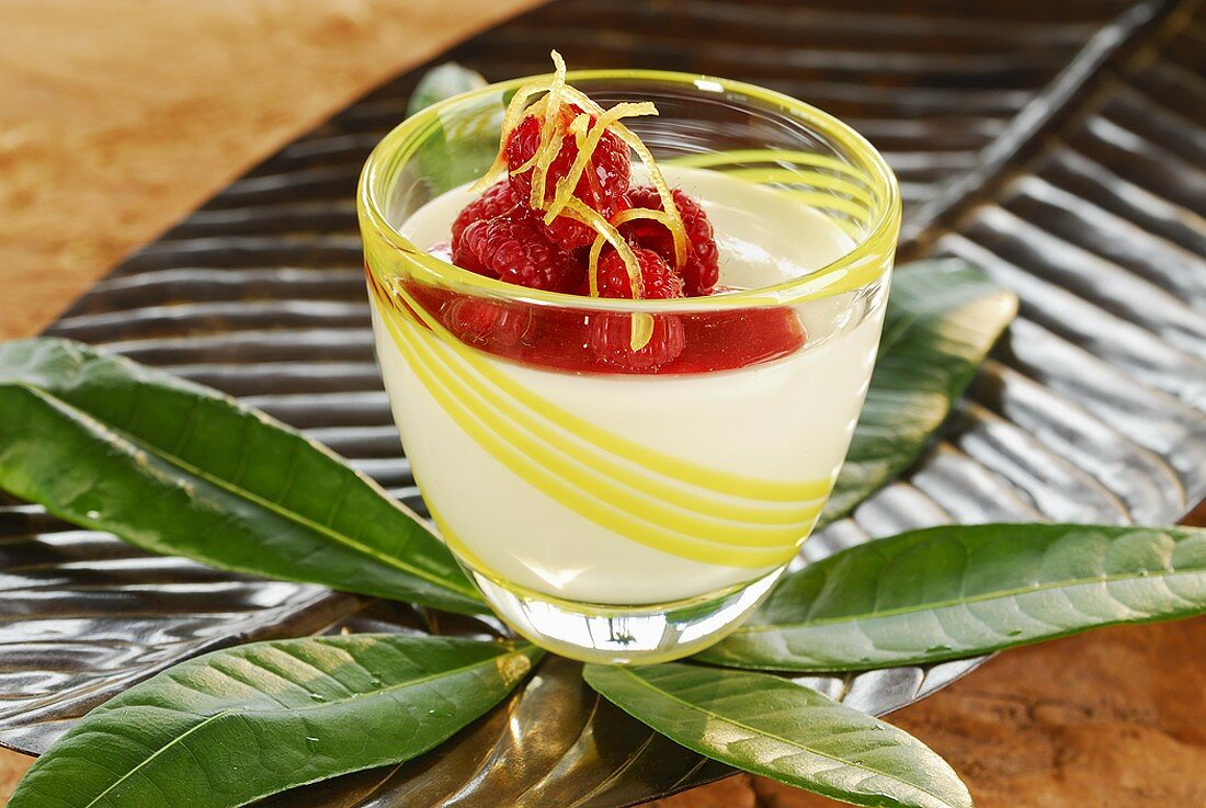 Zitronen-Panna-Cotta mit Himbeeren