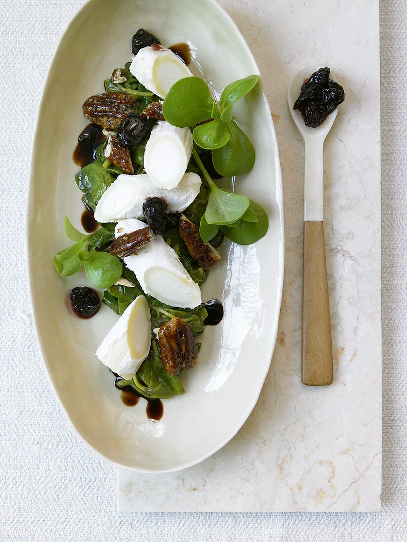 Ziegenkäse mit getrockneten Kirschen und Portulak