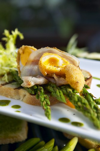 Green asparagus with quail's egg & pancetta (bacon) on toast
