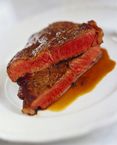 Halbiertes, kurzgebratenes Steak