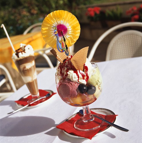 Eisbecher mit Früchten und Eiskaffee – Bilder kaufen – 858456 StockFood