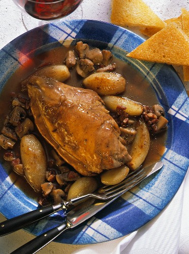 Coq au vin mit Schalotten, Speck & Pilzen