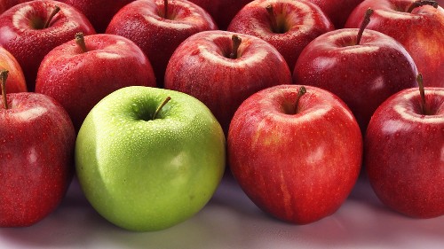 Viele rote Äpfel und ein 992280 – – Videos ❘ Apfel grüner StockFood kaufen