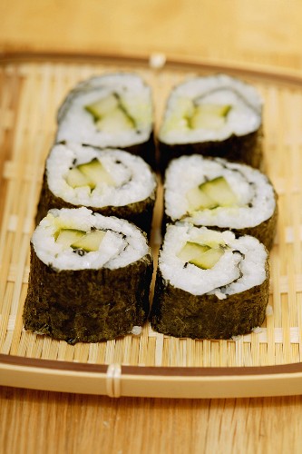 Maki-Sushi mit Gurke auf Korbtablett
