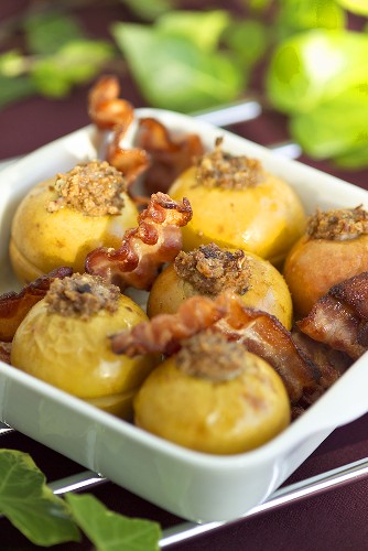 Baked apples with rashers of bacon