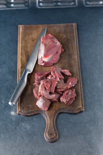 Rehragout zubereiten: Fleisch in Stücke schneiden