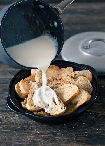 Serviettenknödel zubereiten: Weissbrotscheiben in Milch einweichen