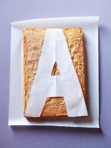 Kuchen mit Buchstaben-A-Schablone