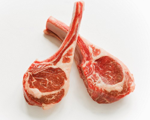 Raw lamb chops with fresh mint – License Images – 13200577 ❘ StockFood