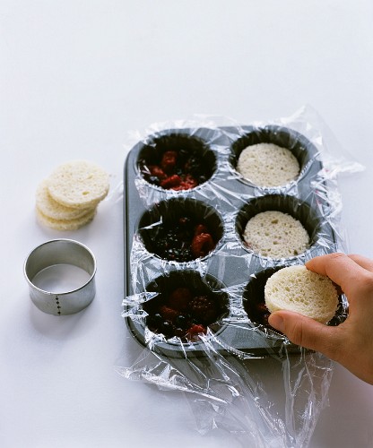 Beerentörtchen aus Toastscheiben in Muffinform zubereiten