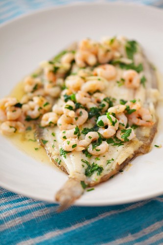 Fried plaice with prawns, parsley and butter