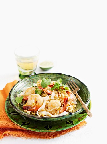 Stir-fried noodles with prawns, bean sprouts and coriander