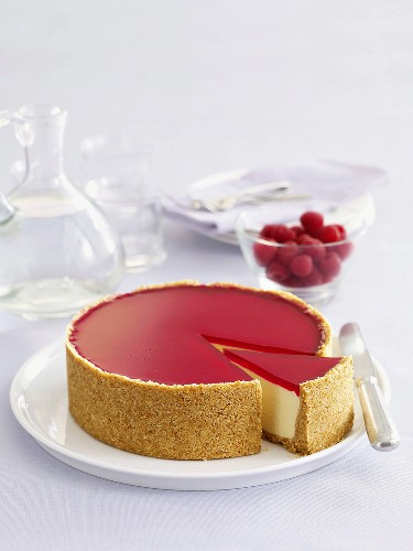 Lemon cheesecake with ricotta and raspberry jelly