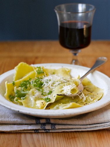 Ravioli mit Waldpilzen, Kräutern und Parmesan