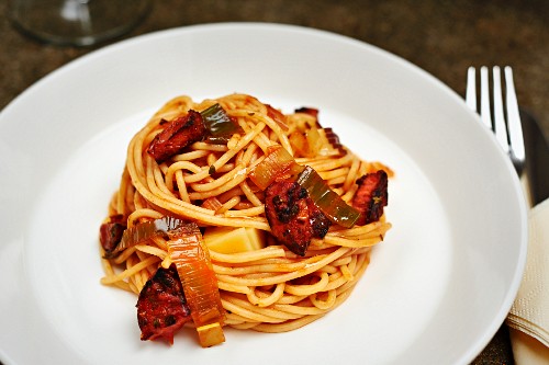 Spaghetti with leek, tomatoes and smoked cheese