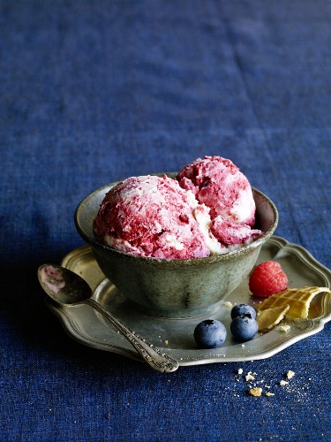 Beeren-Schmand-Eis mit Heidelbeeren und Himbeeren