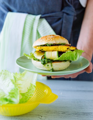 Polentaburger mit Zucchini & Pesto