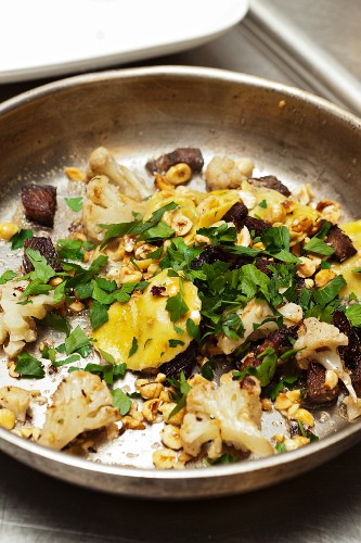 Ricotta-Ravioli mit Rinderrippchen, Blumenkohl und Haselnussbutter