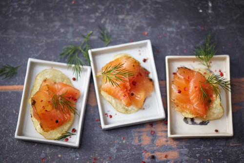 Marinated salmon on potato crisps