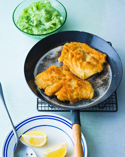 Panierte Putenschnitzel mit Gurkensalat