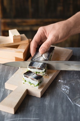 Oshi-Sushi mit Sardinen zuschneiden