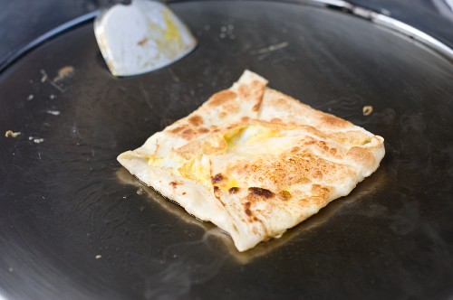 Frisch zubereitete Pfannkuchen auf einem Strassenverkaufsstand in Bangkok, Thailand