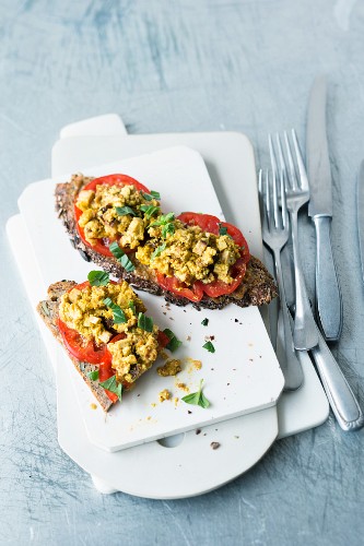 Bread with scrambled tofu scrambled and fresh tomatoes