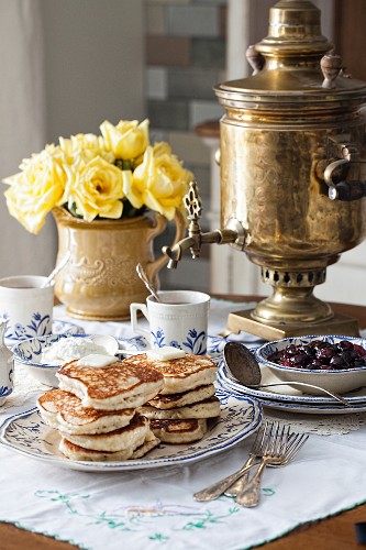 Blinis (Honig-Hefe-Pfannkuchen, Russland), Kirschkompott und Samowar