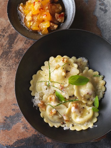 Vegetarische Gorgonzola-Ravioli mit asiatischem Marillenchutney