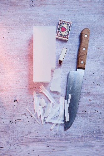 Wachspellets, Streichhölzer & Messer als Bastelmaterial