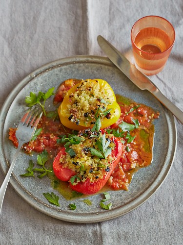 Paprika mit Bulgur-Oliven-Füllung auf Tomatensauce