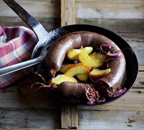 Selbstgemachte Französische Blutwurst mit gebratenen Apfelspalten