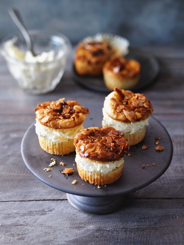 Caramelised almond muffins with a vanilla filling