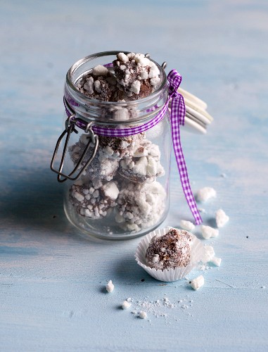 Chestnut and meringue truffle with cinnamon