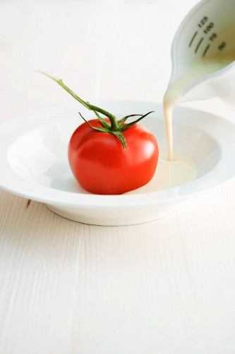 Suppe mit gefüllter Tomate zubereiten