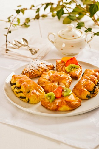 Quark pastries, vanilla fruit pastries, poppyseed pastries and a stewed plum pastry