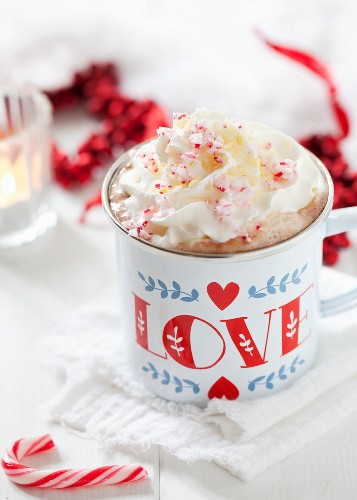 Heiße Schokolade mit Sahne & Zuckerstangenbrösel