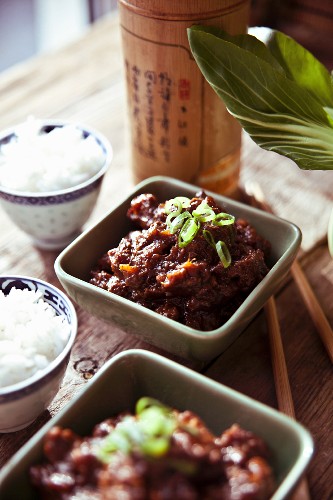 Langsam gebratene Szechuan-Rinderbrust mit Reis und Pak Choi (China)