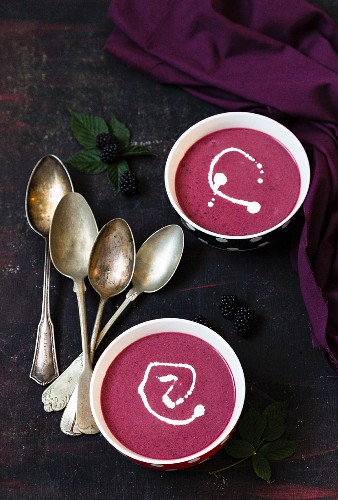 Blackberry soup with cream