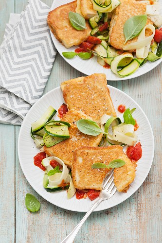 Breaded tofu with courgettes and tomatoes