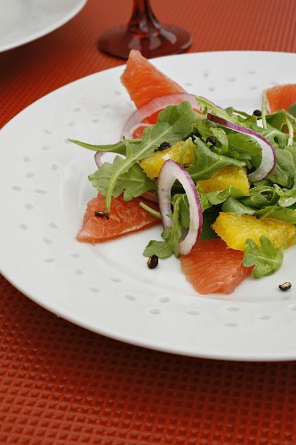 Rocket salad with grapefruit and red onions