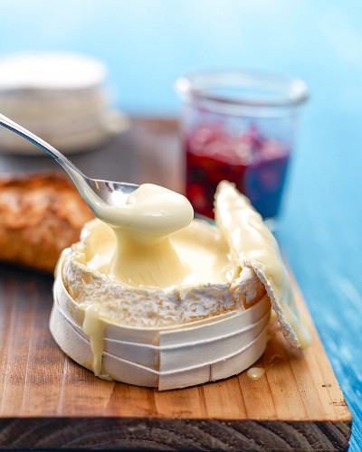 Baked Camembert with berry compote
