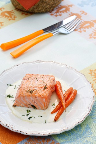 Braised salmon with carrots and onion sauce