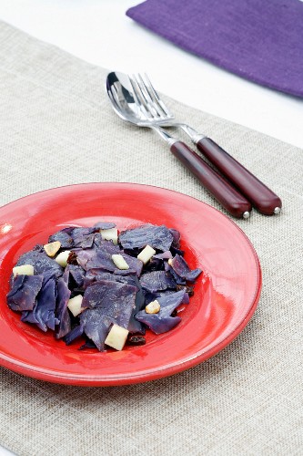 Apple red cabbage with raisins
